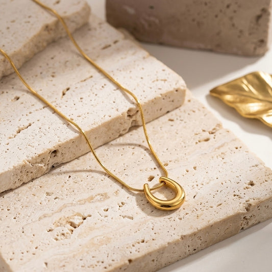 Bold Gold Tubular U-Shape Pendant Necklace | Sculptural Horseshoe Statement Snake Chain Choker for Women